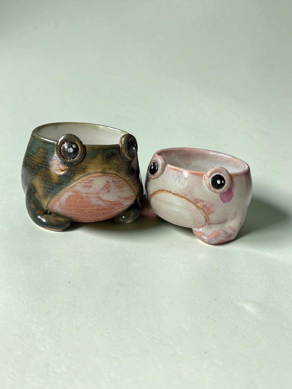 Tasse espresso grenouille grumpy verte faite main- Mug céramique artisanal - petite tasse kawaii pour café - idée cadeau original
