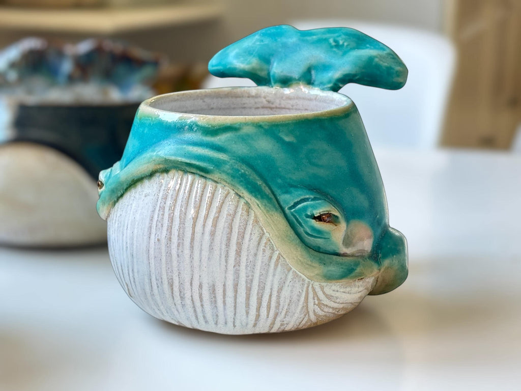 Tasse Baleine — Lagune Turquoise- céramique faite main – Mug artisanal unique – Tasse océan originale – Cadeau – Coffee cup whale handmade