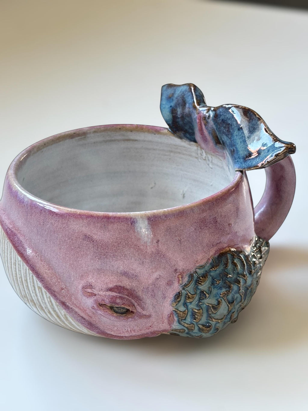 Tasse Baleine — Brume Rose - céramique faite main – Mug artisanal unique – Tasse océan originale – Cadeau – Coffee cup whale handmade