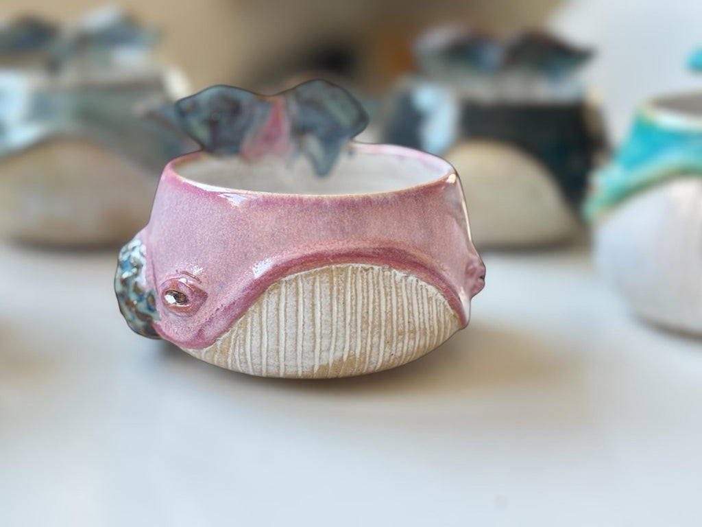 Tasse Baleine — Brume Rose - céramique faite main – Mug artisanal unique – Tasse océan originale – Cadeau – Coffee cup whale handmade