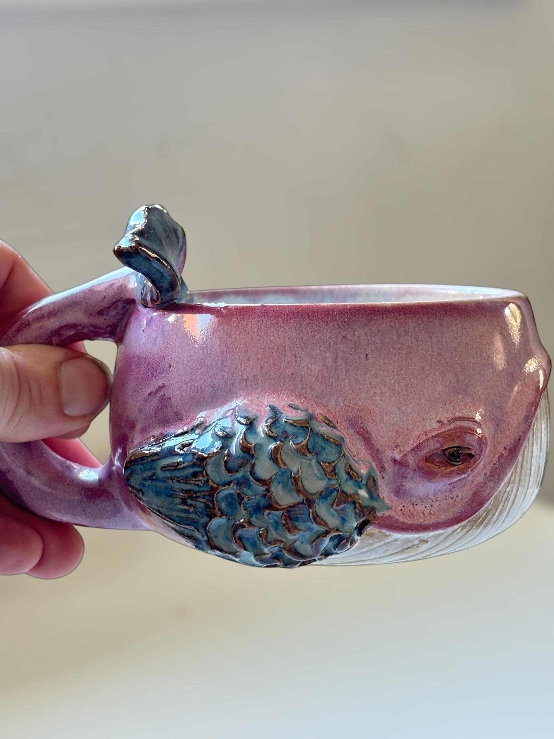 Tasse Baleine — Brume Rose - céramique faite main – Mug artisanal unique – Tasse océan originale – Cadeau – Coffee cup whale handmade