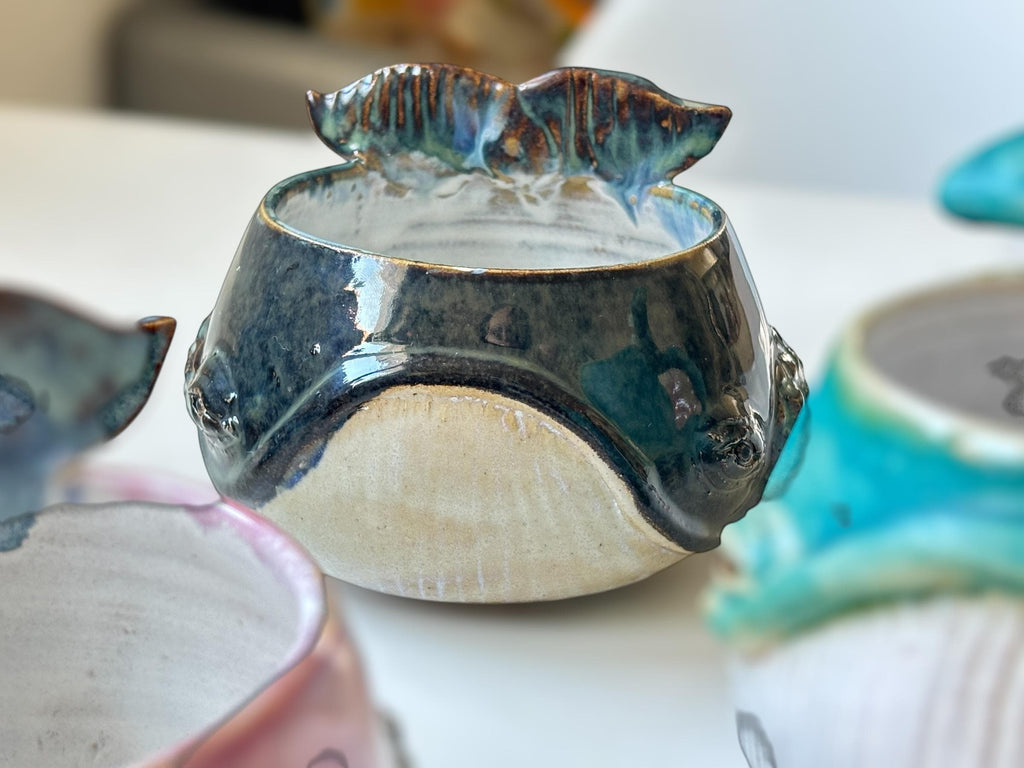 Tasse Baleine — Abime bleue Nuit - céramique faite main – Mug artisanal unique – Tasse océan originale – Cadeau – Coffee cup whale handmade