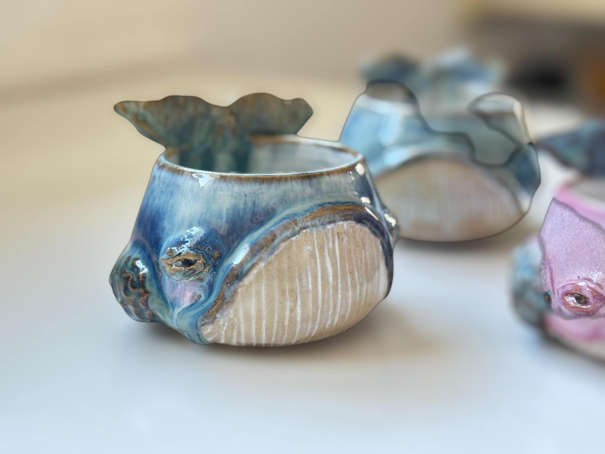 Tasse Baleine — Brume Grise - céramique faite main – Mug artisanal unique – Tasse océan originale – Cadeau – Coffee cup whale handmade