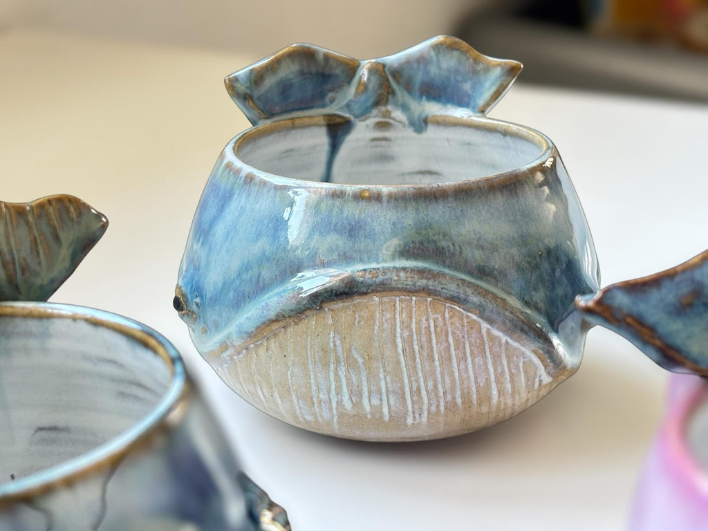 Tasse Baleine — Rivage - céramique faite main – Mug artisanal unique – Tasse océan originale – Cadeau – Coffee cup whale handmade