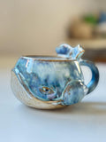 Tasse Baleine — Rivage - céramique faite main – Mug artisanal unique – Tasse océan originale – Cadeau – Coffee cup whale handmade