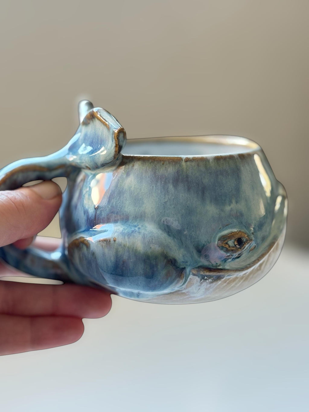 Tasse Baleine — Rivage - céramique faite main – Mug artisanal unique – Tasse océan originale – Cadeau – Coffee cup whale handmade