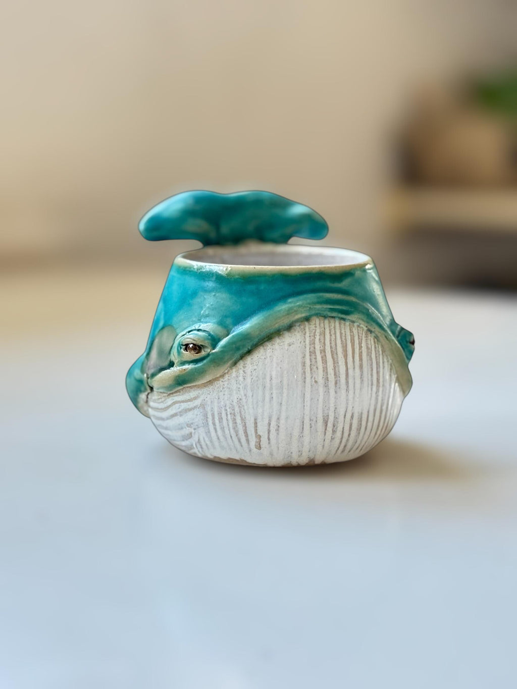 Tasse Baleine — Lagune Turquoise- céramique faite main – Mug artisanal unique – Tasse océan originale – Cadeau – Coffee cup whale handmade