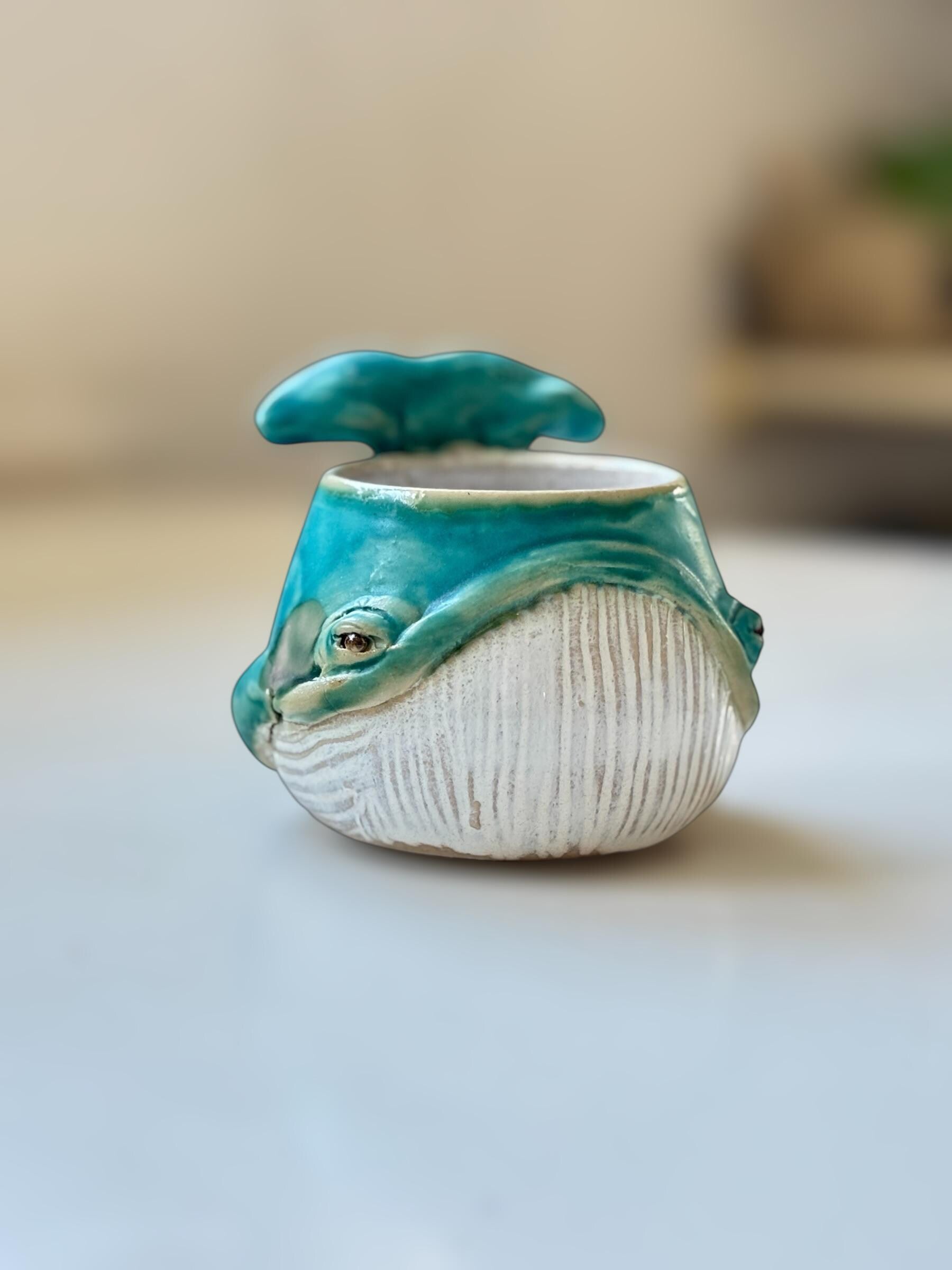 Tasse Baleine — Lagune Turquoise- céramique faite main – Mug artisanal unique – Tasse océan originale – Cadeau – Coffee cup whale handmade