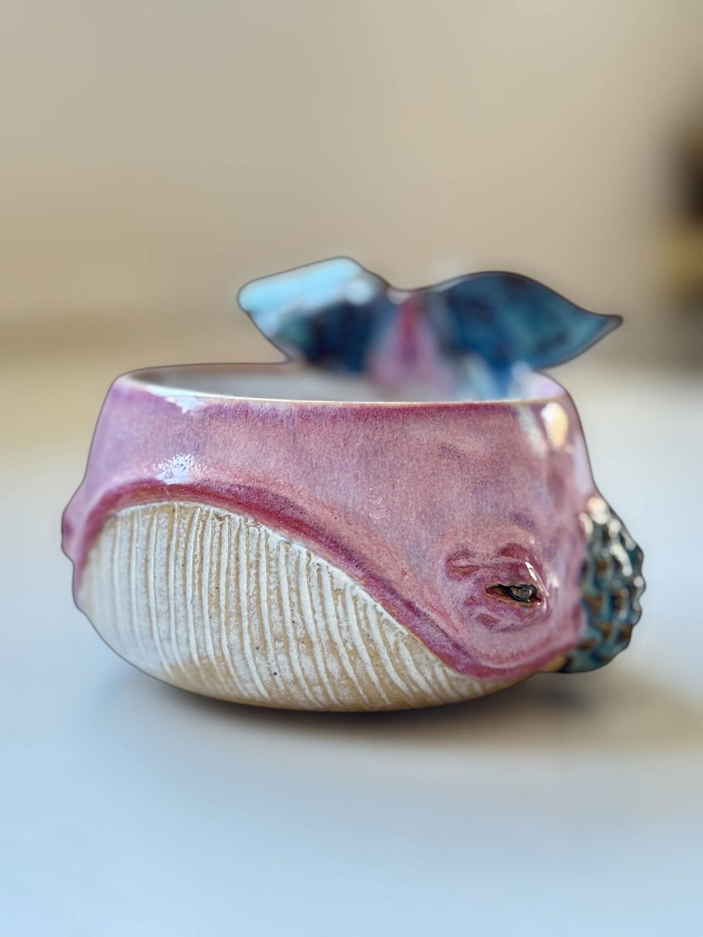 Tasse Baleine — Brume Rose - céramique faite main – Mug artisanal unique – Tasse océan originale – Cadeau – Coffee cup whale handmade