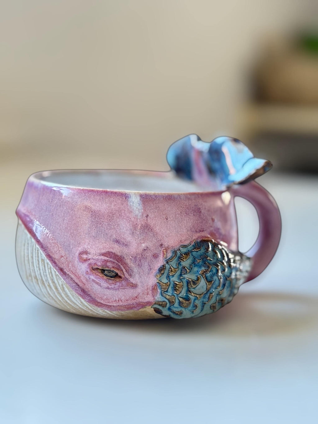 Tasse Baleine — Brume Rose - céramique faite main – Mug artisanal unique – Tasse océan originale – Cadeau – Coffee cup whale handmade