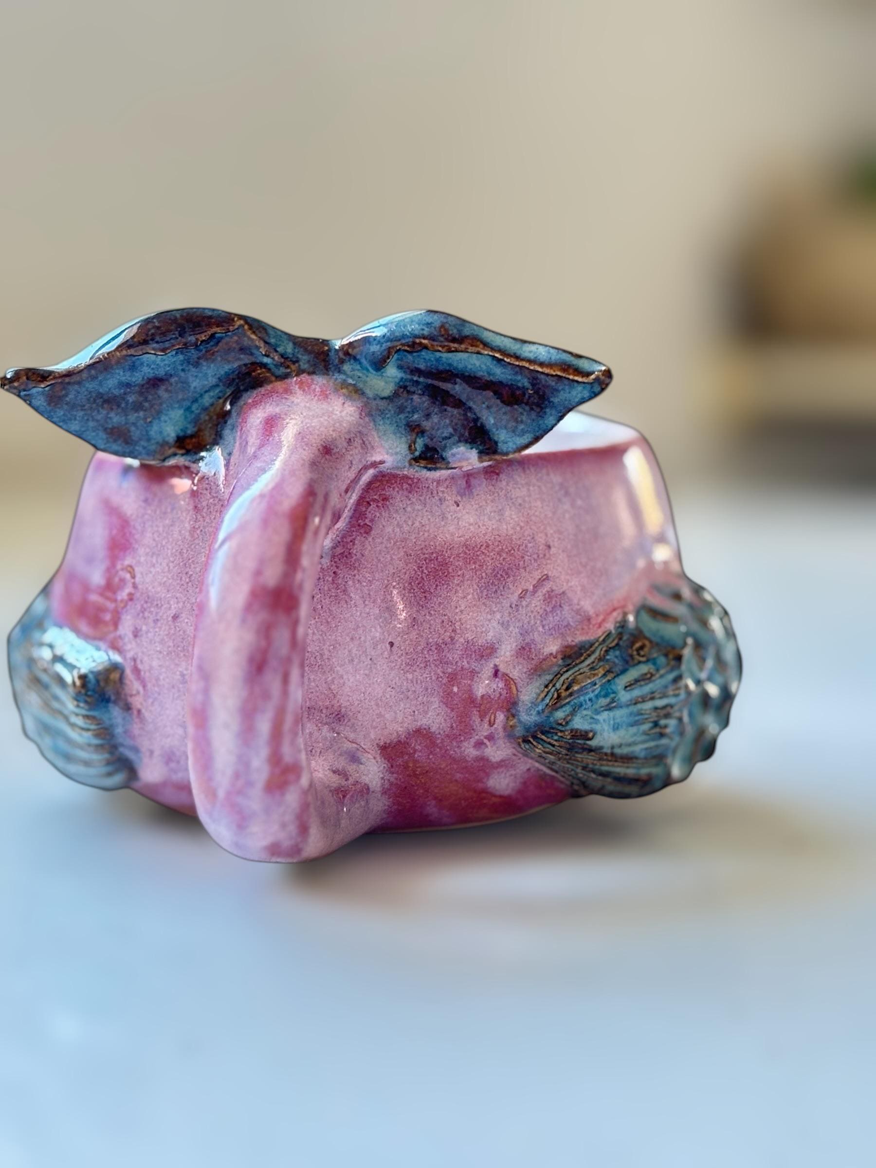 Tasse Baleine — Brume Rose - céramique faite main – Mug artisanal unique – Tasse océan originale – Cadeau – Coffee cup whale handmade