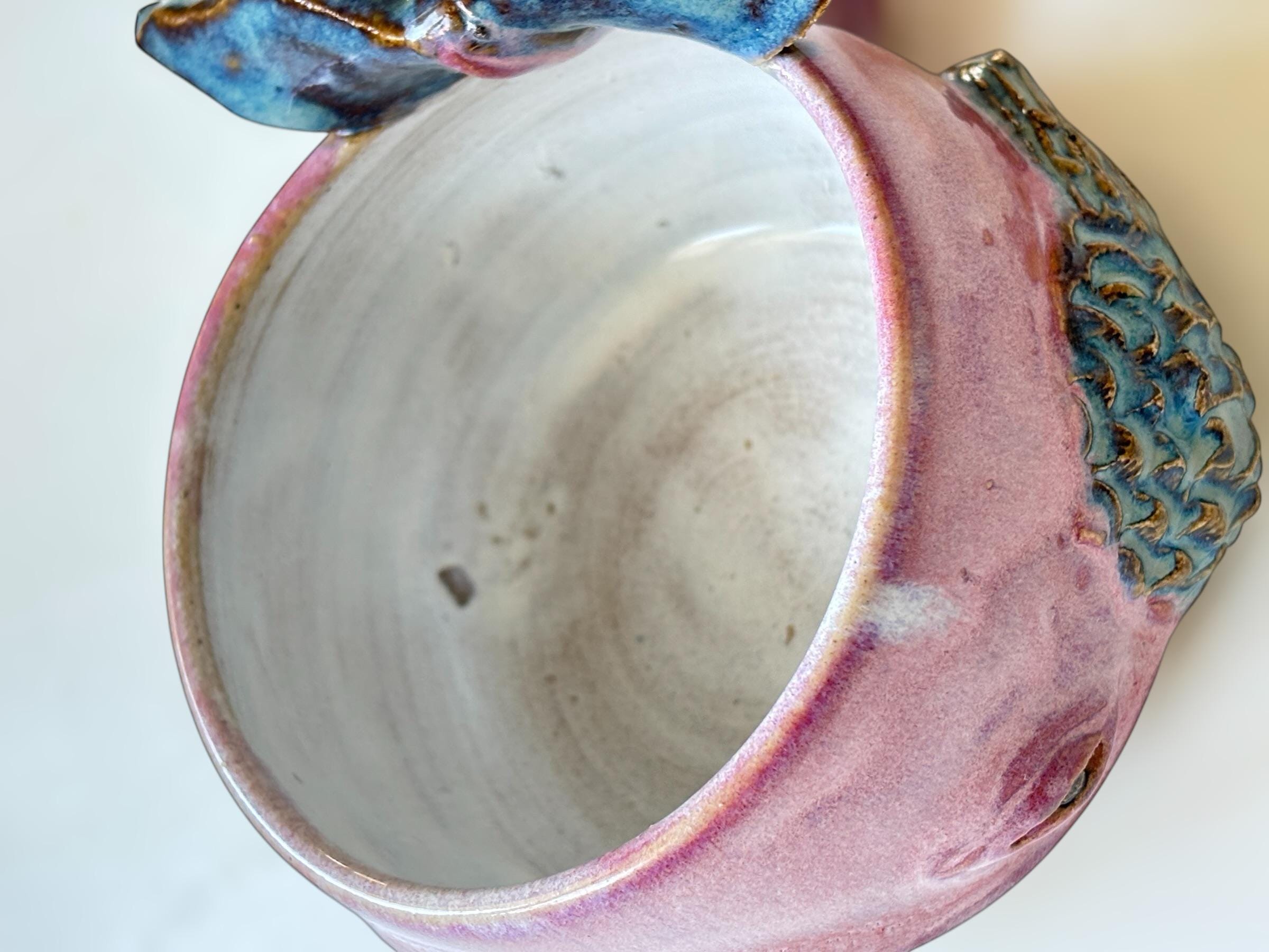 Tasse Baleine — Brume Rose - céramique faite main – Mug artisanal unique – Tasse océan originale – Cadeau – Coffee cup whale handmade