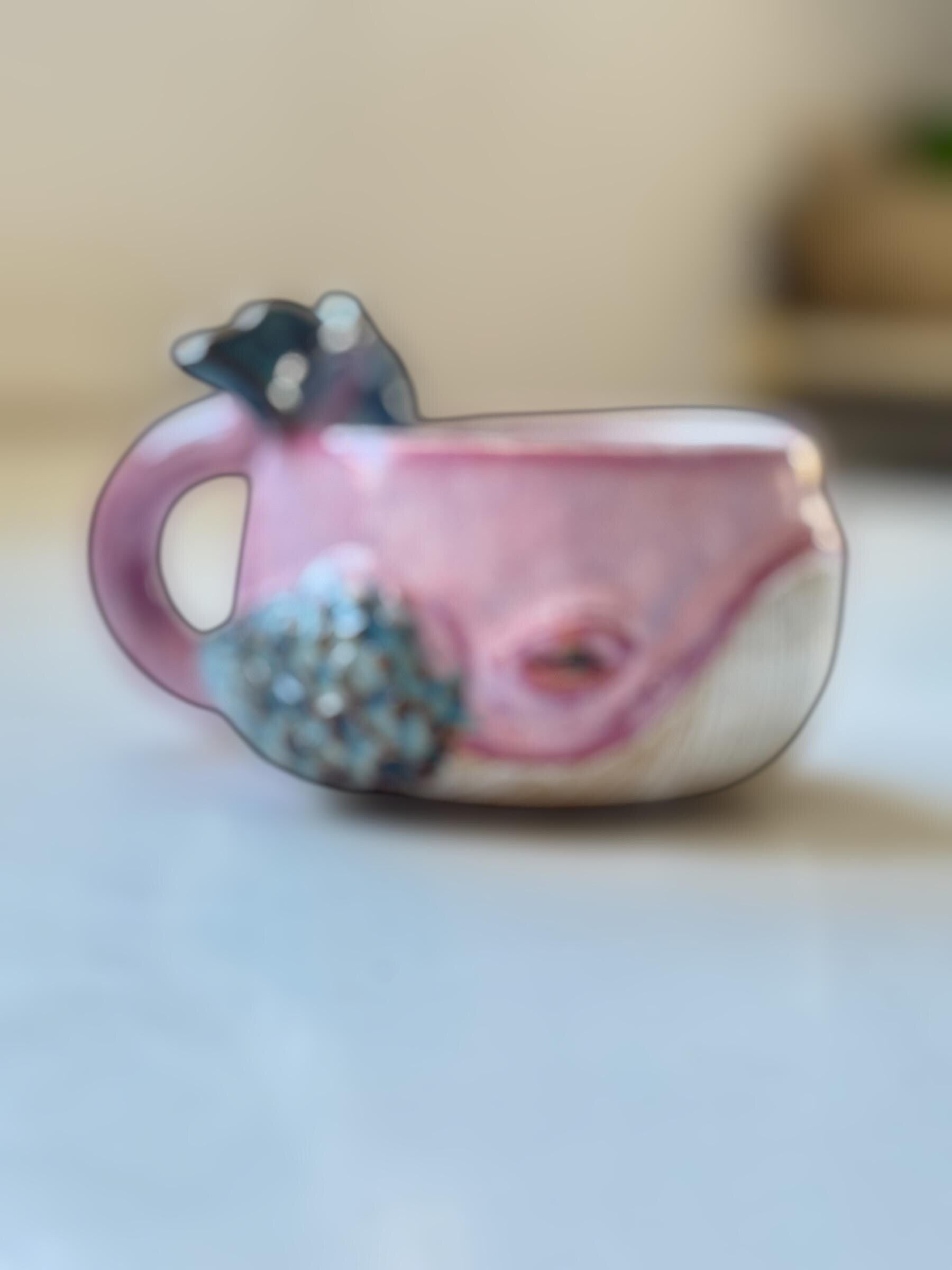 Tasse Baleine — Brume Rose - céramique faite main – Mug artisanal unique – Tasse océan originale – Cadeau – Coffee cup whale handmade