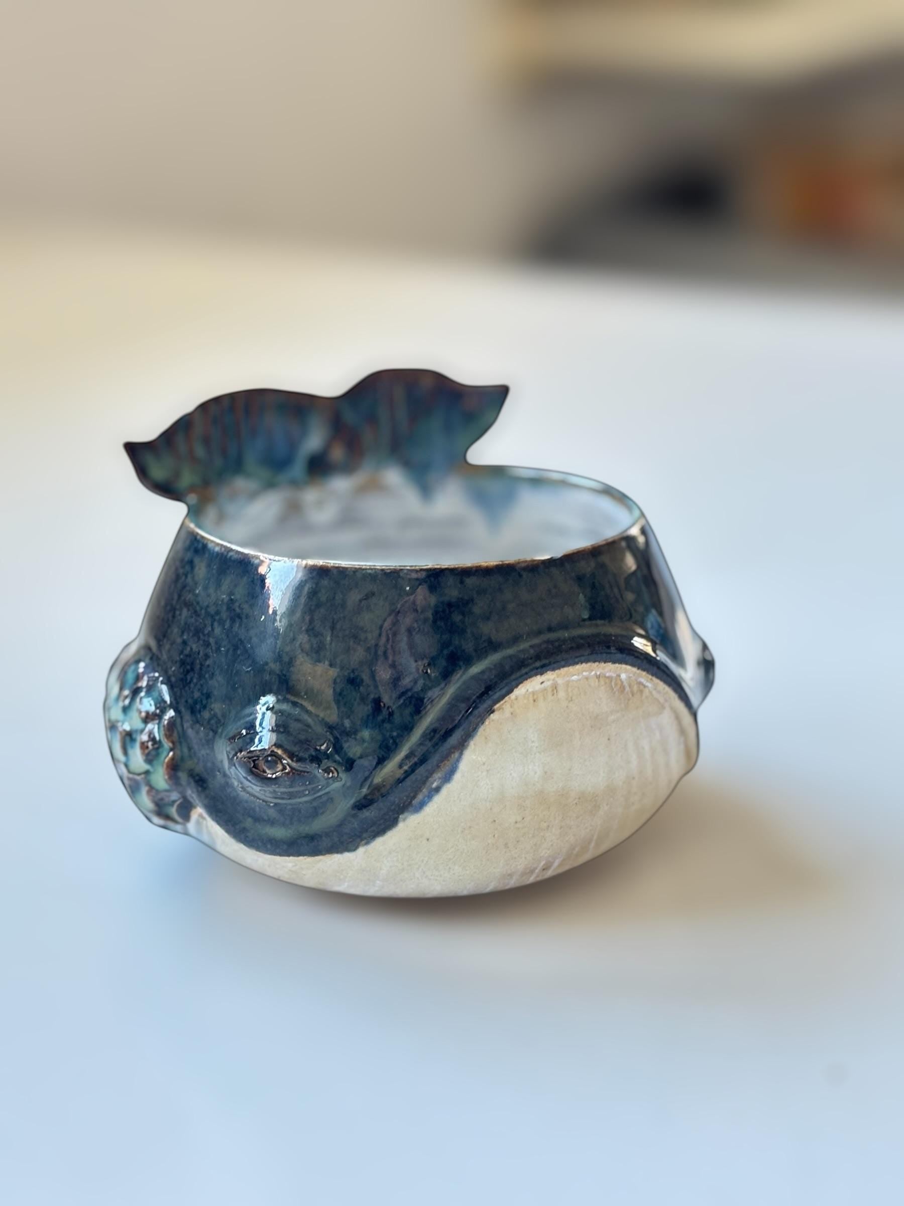 Tasse Baleine — Abime bleue Nuit - céramique faite main – Mug artisanal unique – Tasse océan originale – Cadeau – Coffee cup whale handmade