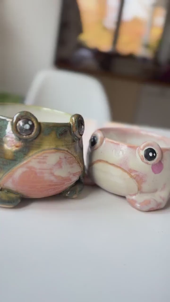 Tasse espresso grenouille grumpy verte faite main- Mug céramique artisanal - petite tasse kawaii pour café - idée cadeau original