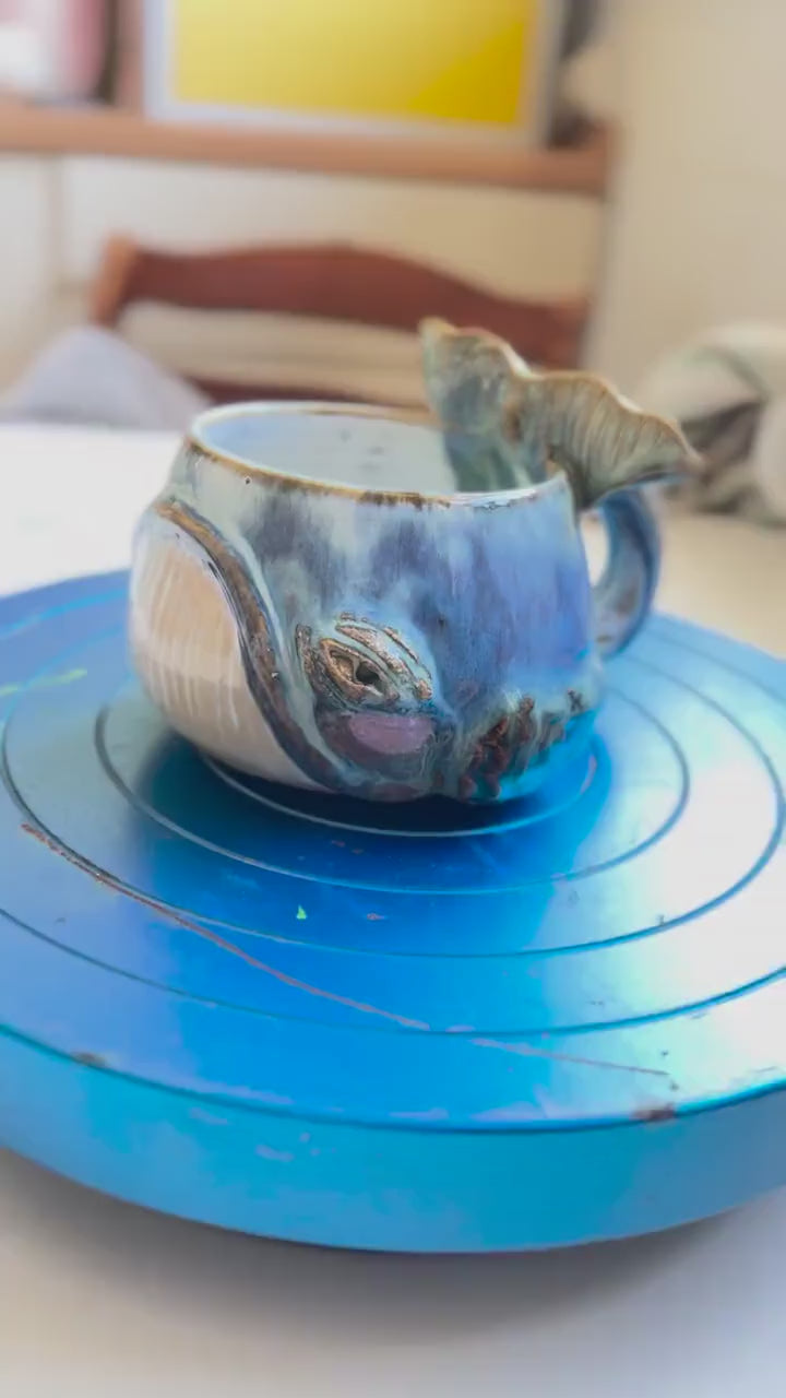Tasse Baleine — Brume Grise - céramique faite main – Mug artisanal unique – Tasse océan originale – Cadeau  – Coffee cup whale handmade